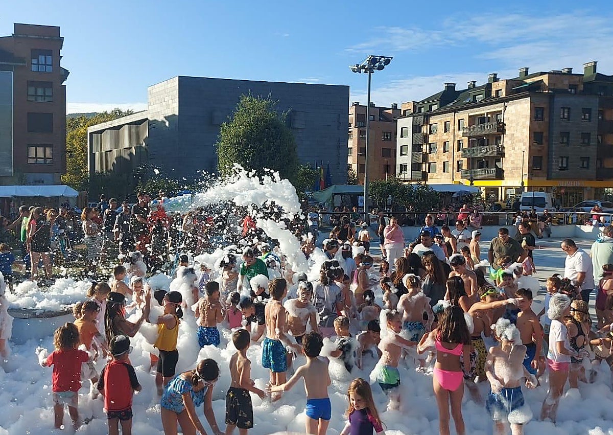Imagen secundaria 1 - Fiesta de la espuma en Villaviciosa.