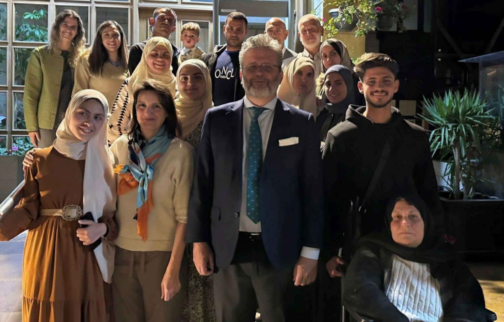 El cónsul español en Jordania, con un grupo de palestinos evacuados de Gaza (incluyendo la familia de Lina) en abril de 2025 . e. c.