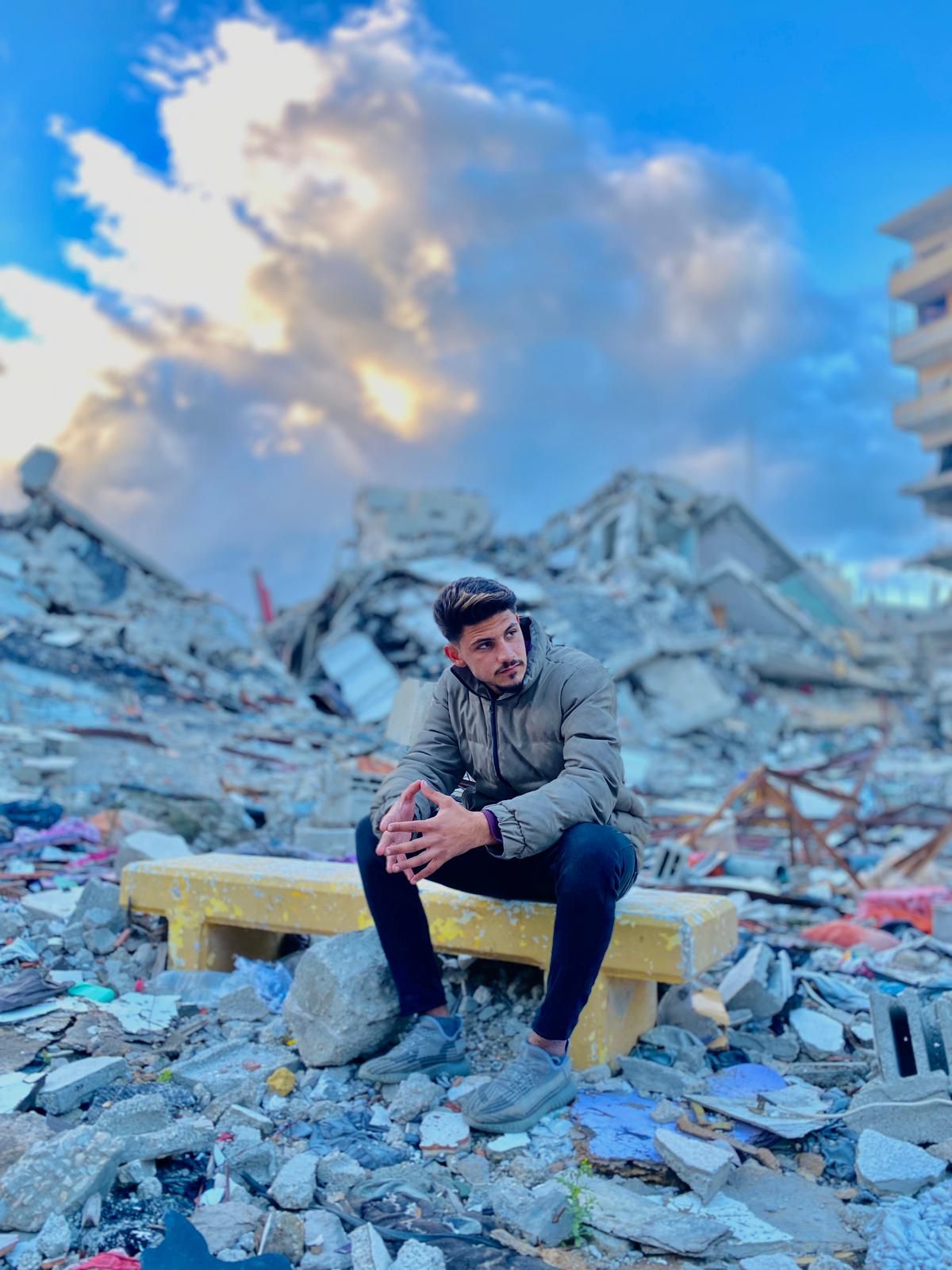 Essam Aldemasi sobre las ruinas de su casa, en Gaza. e. c.