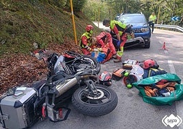 Efectivos del Servicio de Emergencias del Principado de Asturias atienden al herido en el lugar del accidente.