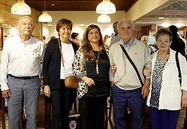 Eusebio Ortega, segundo por la derecha, junto a su familia y la alcaldesa, Carmen Moriyón en el restaurante Savannah por su homenaje.