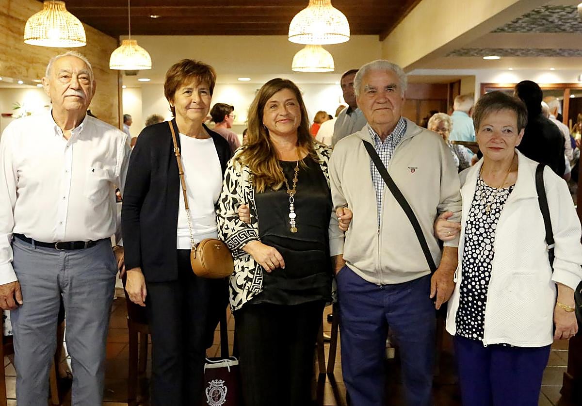 Eusebio Ortega, segundo por la derecha, junto a su familia y la alcaldesa, Carmen Moriyón en el restaurante Savannah por su homenaje.