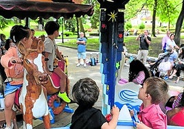 Niños en el tiovivo.