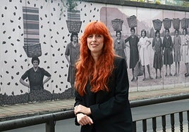 Marisa Valle Roso, frente al mural de Las Carboneras en La Felguera, donde reside.