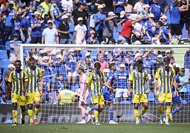 Los jugadores del Oviedo, cariacontecidos tras encajar uno de los goles.