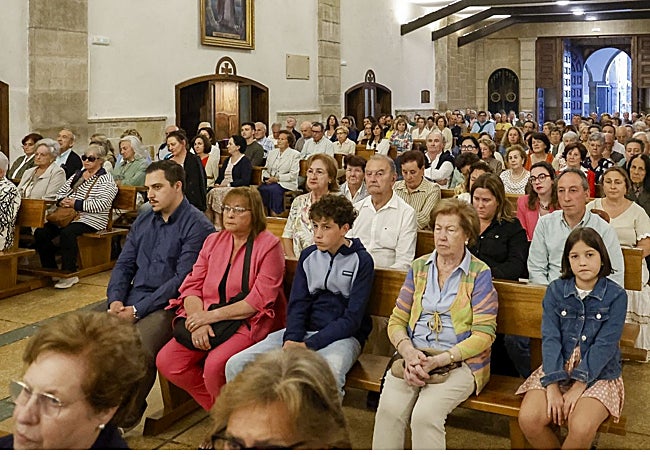 Asistentes a la misa de presentación del nuevo cura.