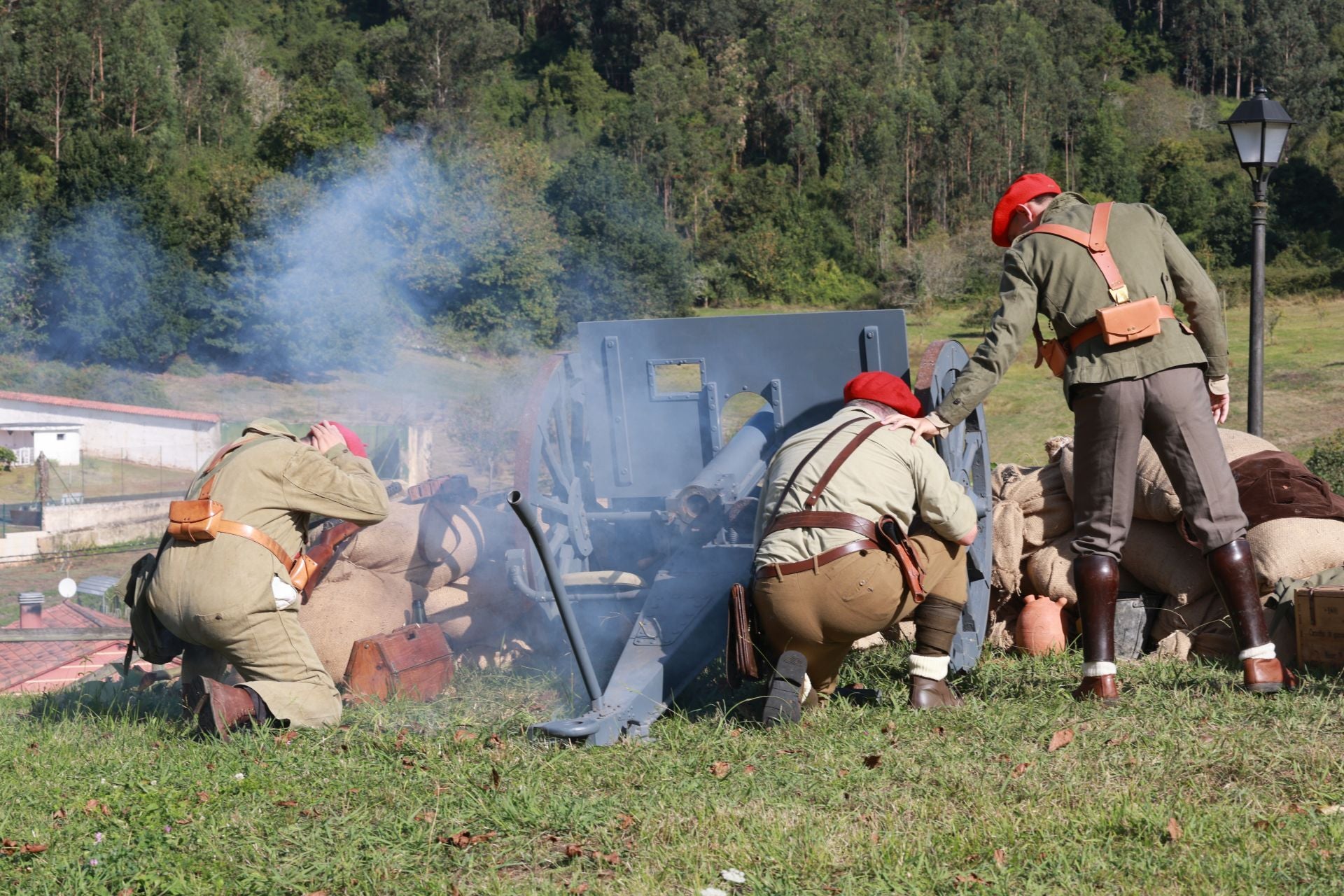 Candamo vuelve a 1936: la recreación histórica de los combates de la Guerra Civil, en fotos