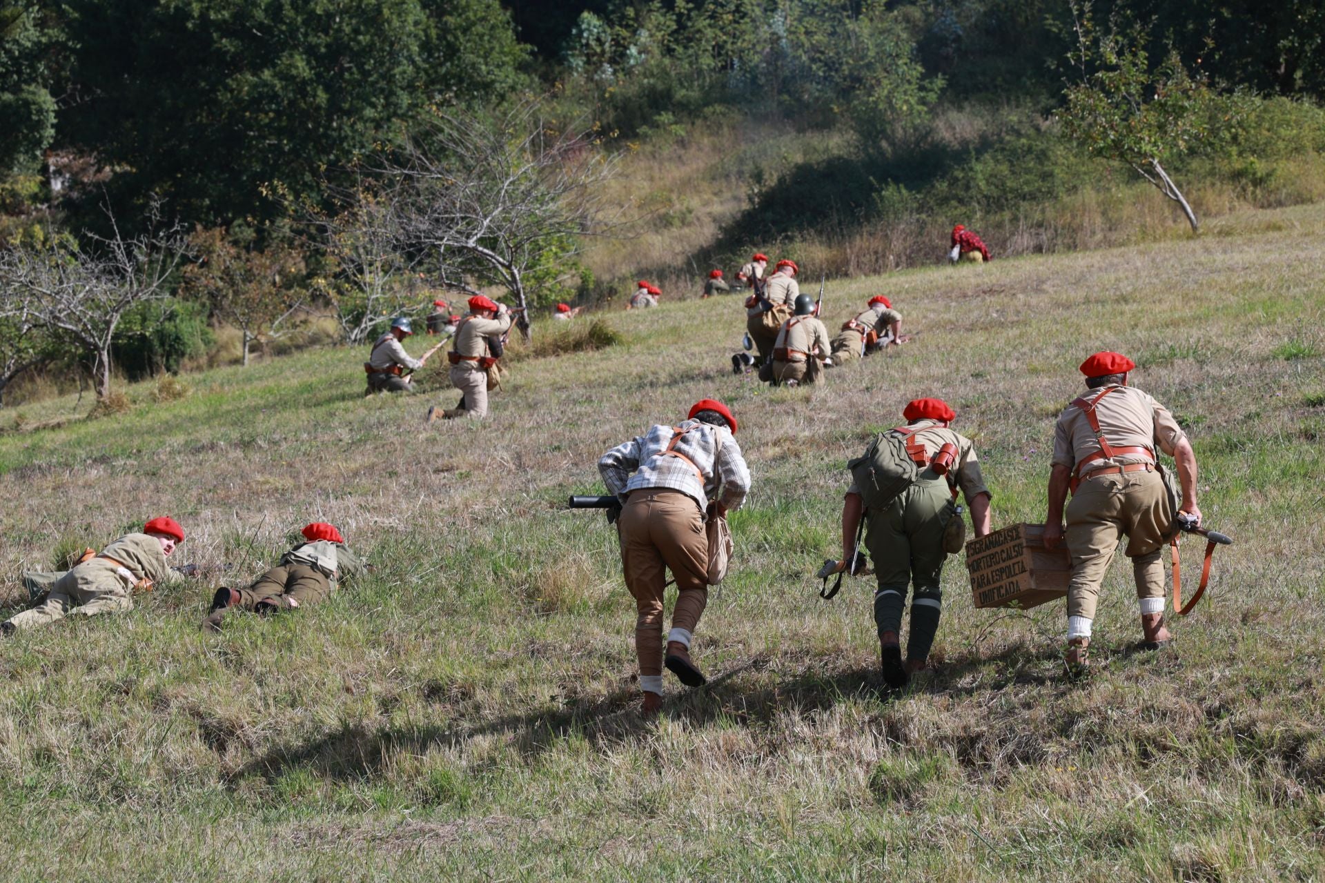 Candamo vuelve a 1936: la recreación histórica de los combates de la Guerra Civil, en fotos