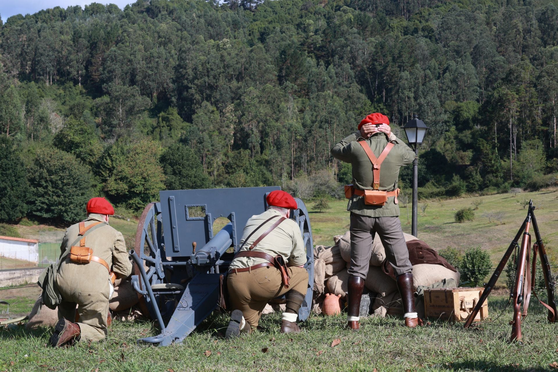 Candamo vuelve a 1936: la recreación histórica de los combates de la Guerra Civil, en fotos