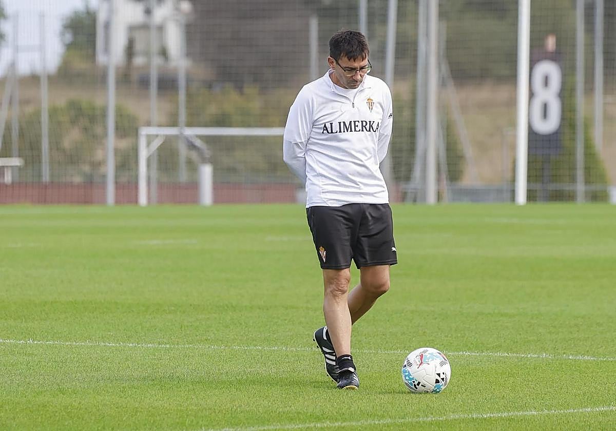 Asier Garitano, durante el entrenamiento del Sporting de Gijón este viernes.