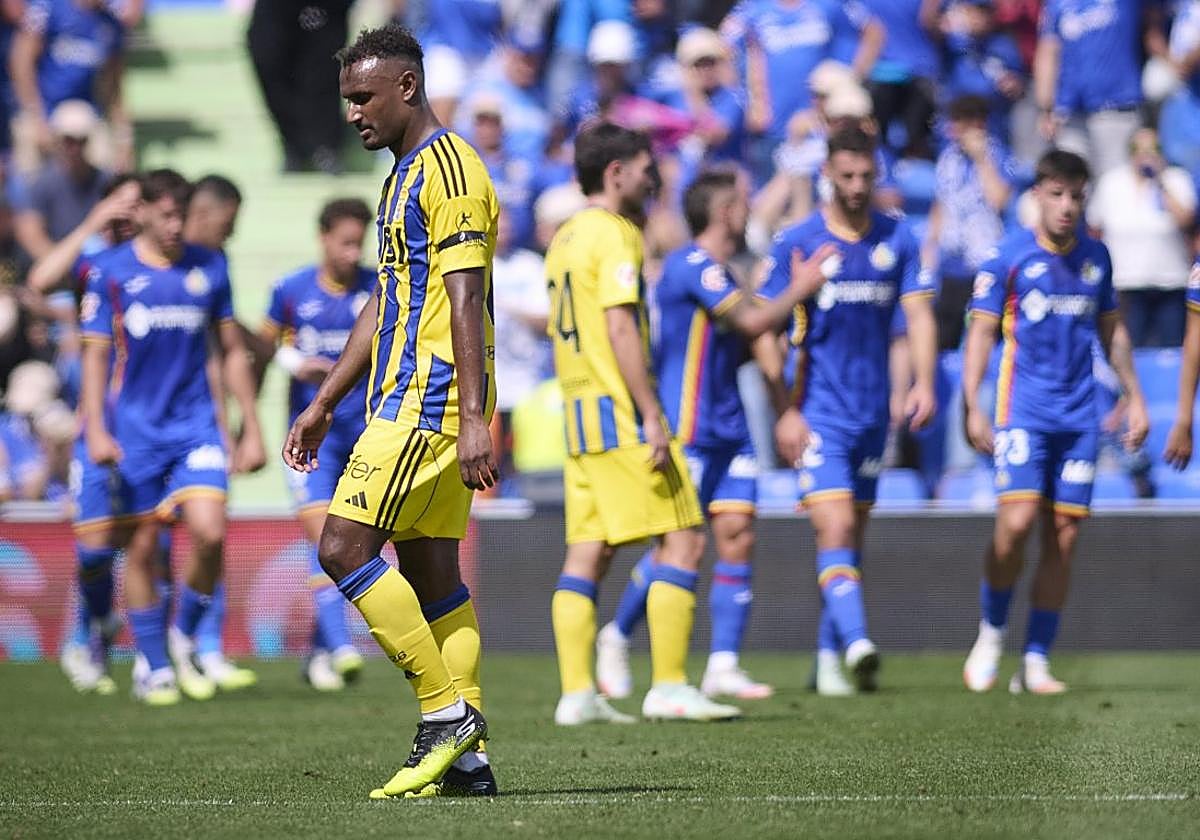 Hassan camina con la cabeza baja tras recibir uno de los goles en el Coliseum.