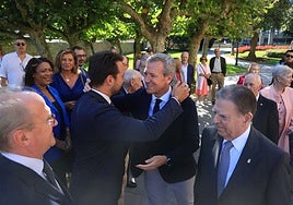 Queipo saluda a Rueda en presencia de Canteli durante el acto en Villa Magadlena.