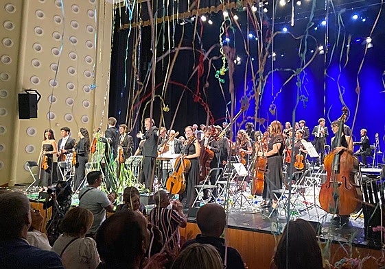 Manuel Paz, junto a los músicos de la Ocas, aún rodeados por las serpentinas de los fuegos artificiales