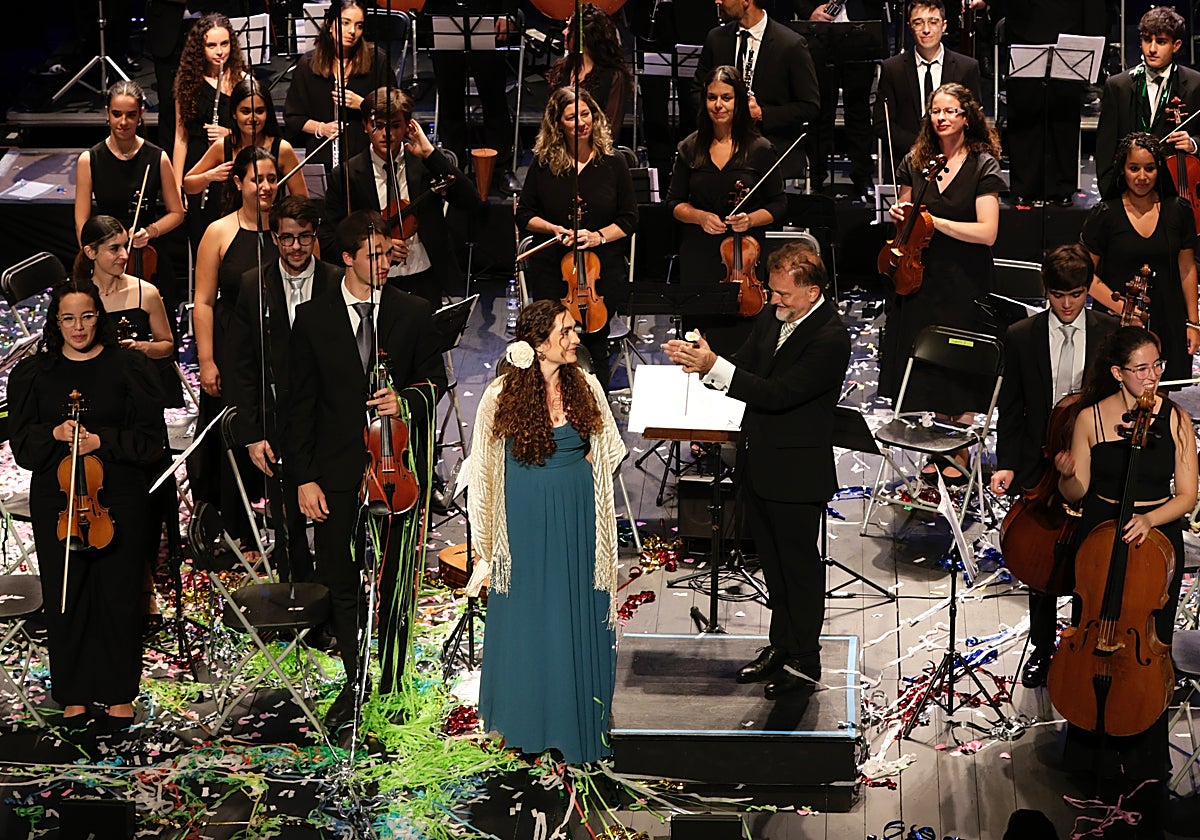 Hanna del Canto y Manuel Paz, con los músicos de la orquesta tras ellos, aún rodeados por las serpentinas de los fuegos artificiales.