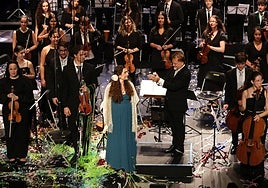 Hanna del Canto y Manuel Paz, con los músicos de la orquesta tras ellos, aún rodeados por las serpentinas de los fuegos artificiales.