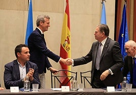 Alfonso Rueda saluda al alcalde de Oviedo, Alfredo Canteli, con el consejero de Hacienda de Asturias, Guillermo Peláez, sentado a la izquierda.