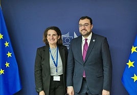 El presidente del Principado, Adrián Barbón, junto a la vicepresidenta de la Comisión Europea para una Transición Limpia, Justa y Competitiva, Teresa Ribera.