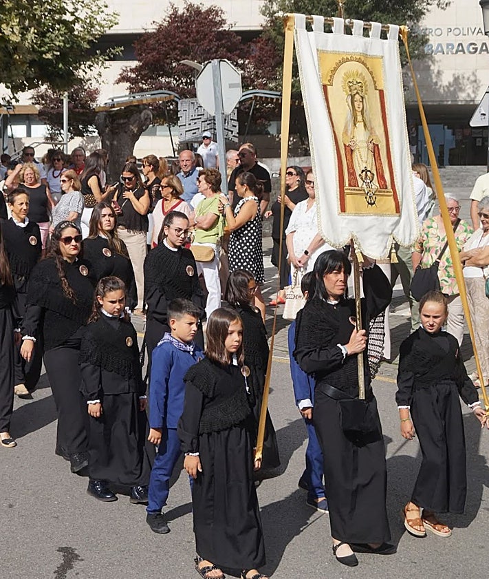 Imagen secundaria 2 - La poeta del Alba en un barco, desde los que se arrojaron coronas a la mar. Y la procesión por las calles de Candás.