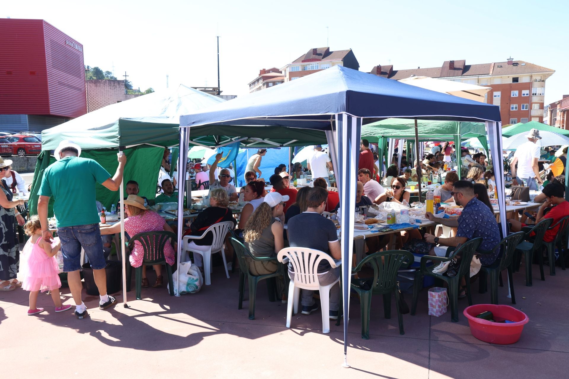 3.700 personas salen a las calles de Corvera para despedir las fiestas