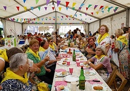 Cientos de gijoneses comen en la calle