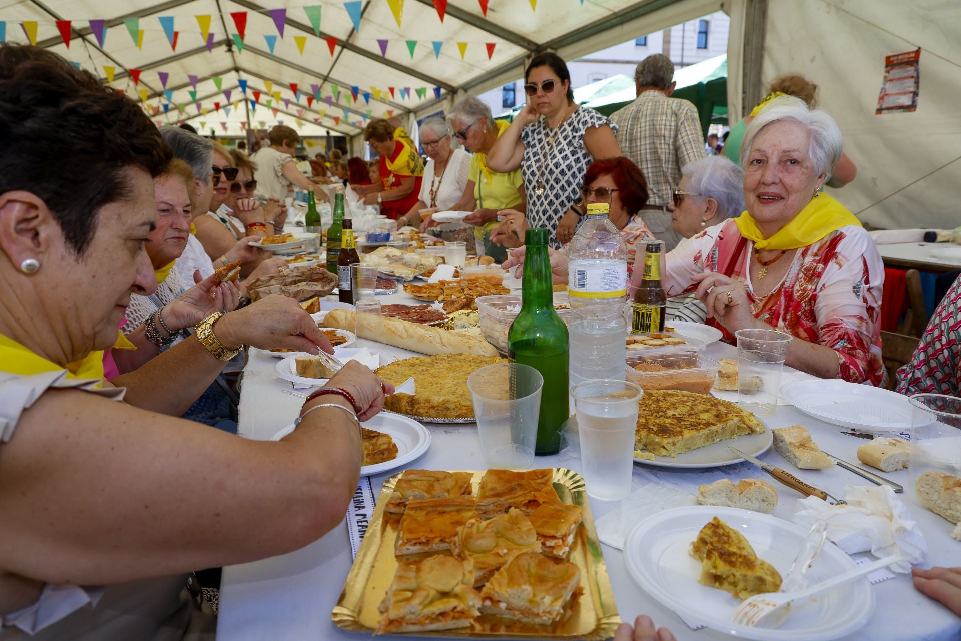 Cientos de gijoneses comen en la calle