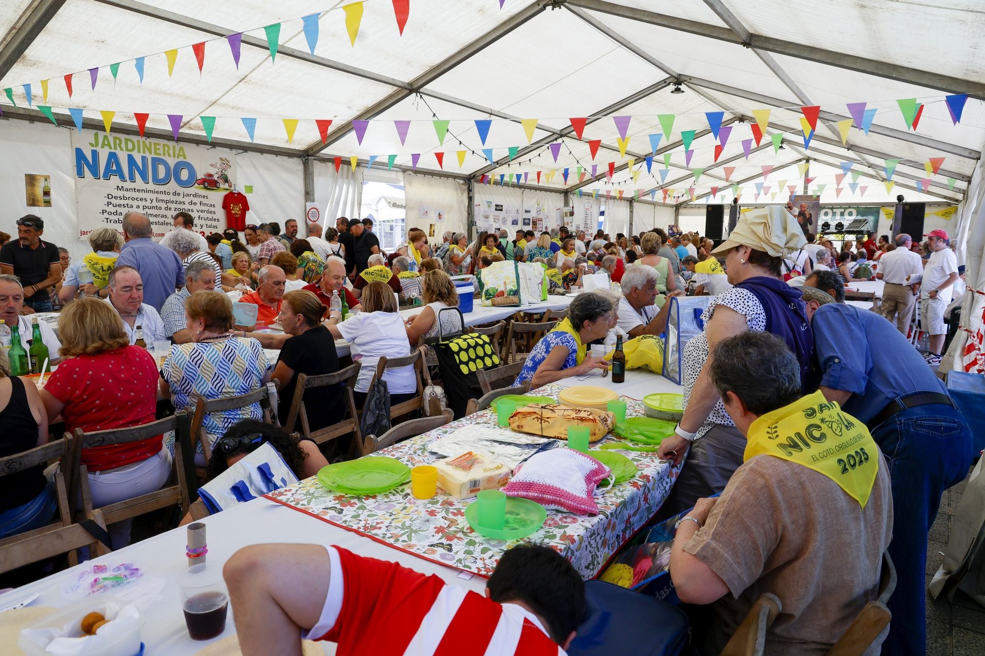 Cientos de gijoneses comen en la calle