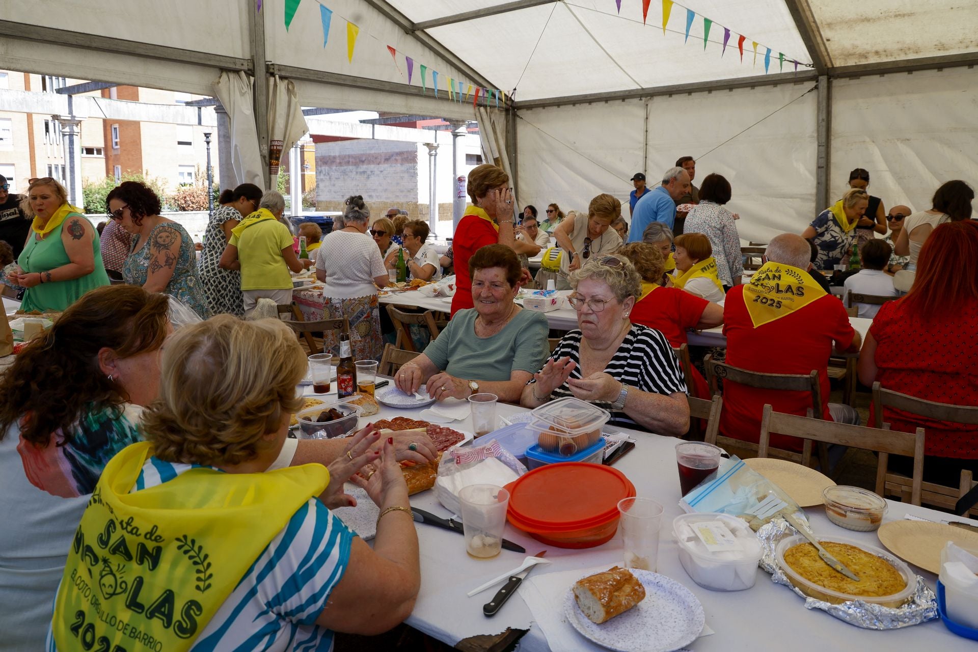 Cientos de gijoneses comen en la calle