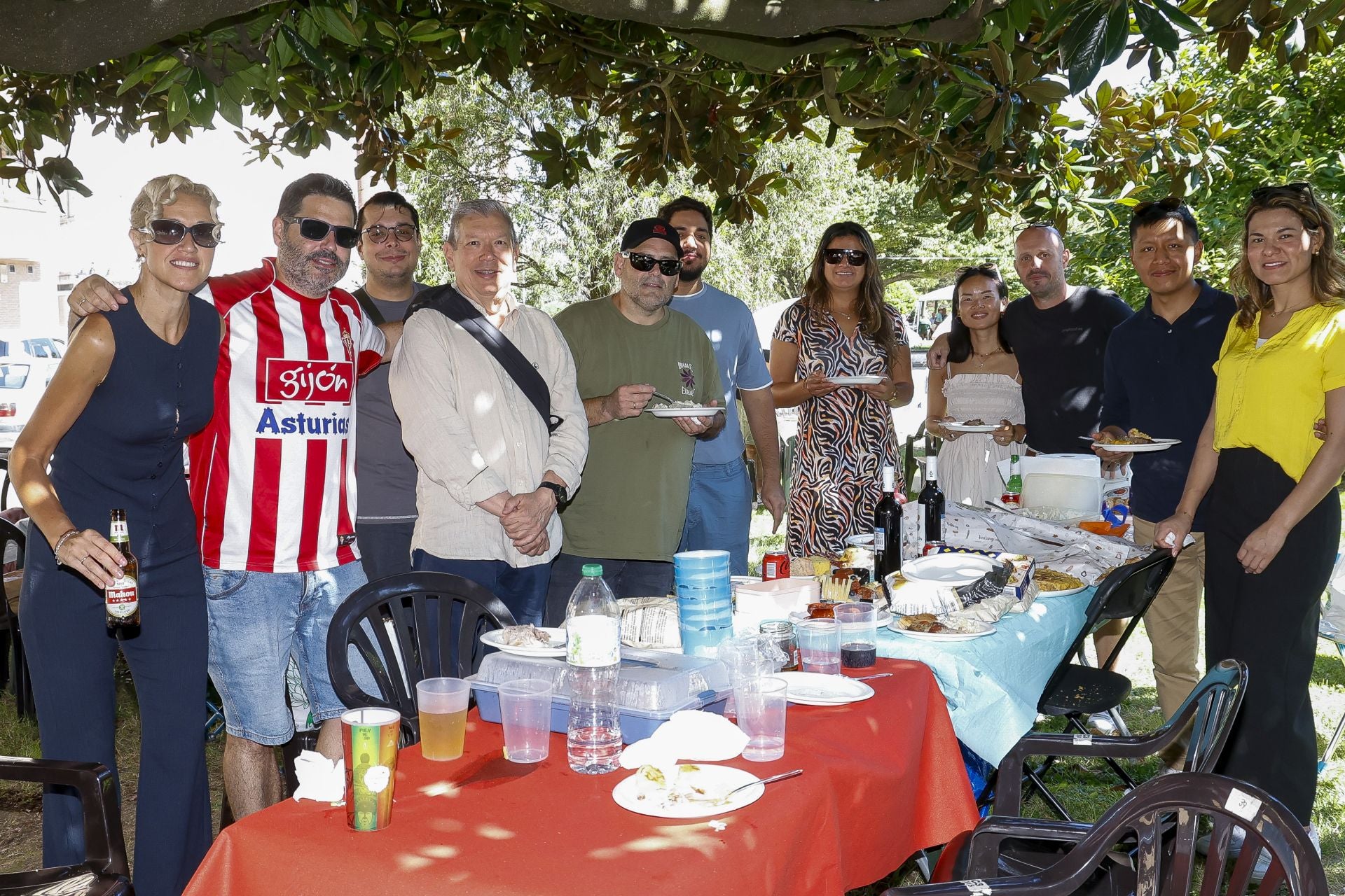 Cientos de gijoneses comen en la calle