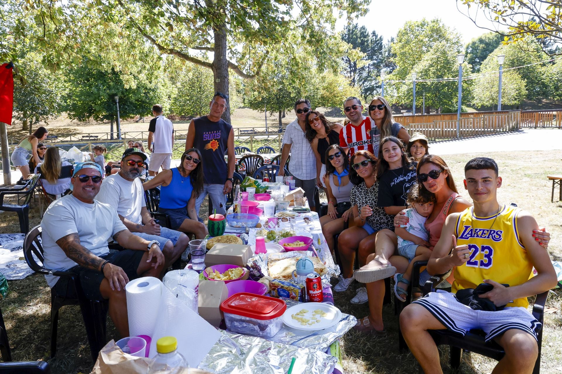 Cientos de gijoneses comen en la calle