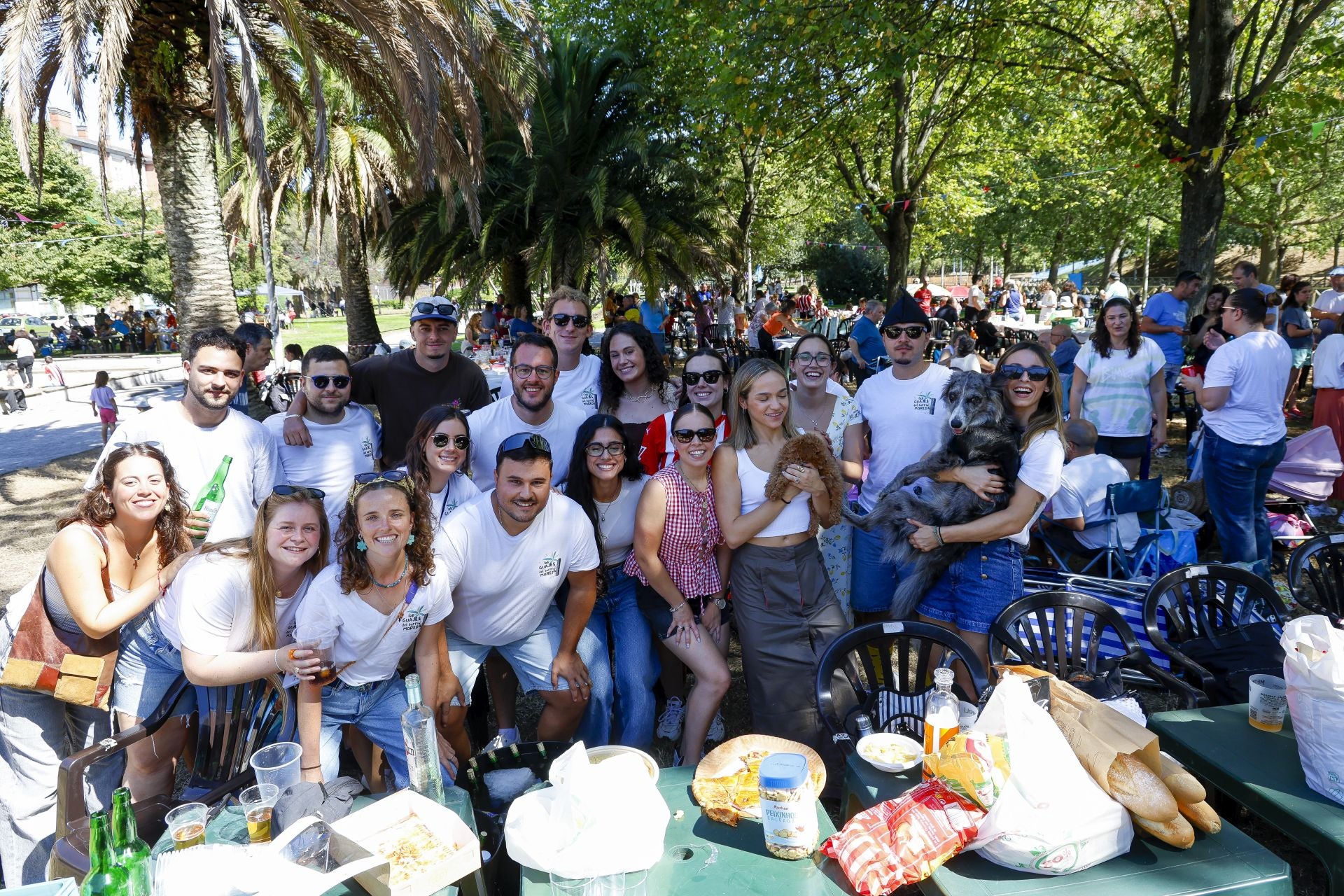 Cientos de gijoneses comen en la calle