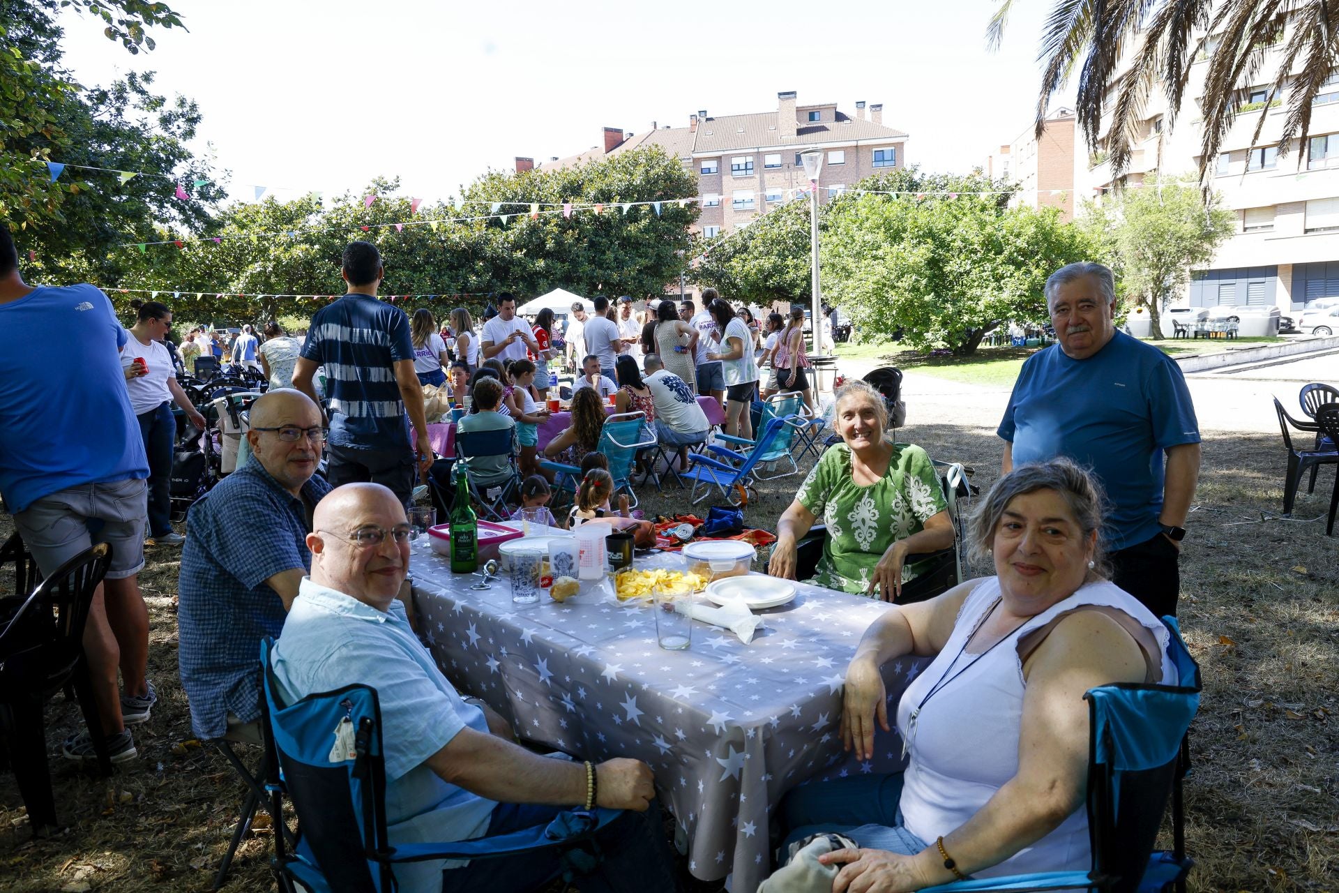 Cientos de gijoneses comen en la calle