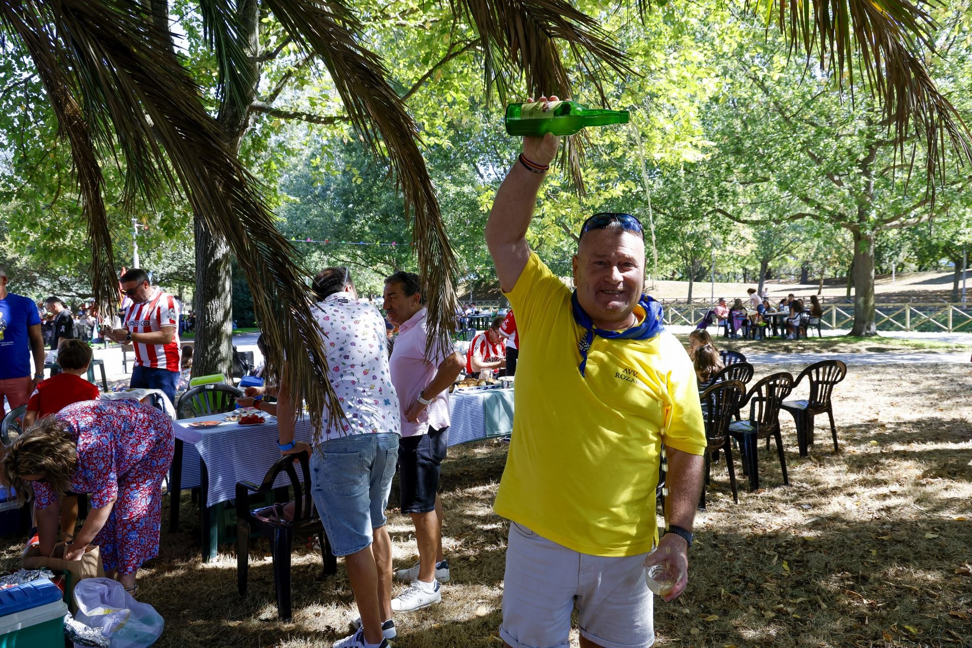 Cientos de gijoneses comen en la calle