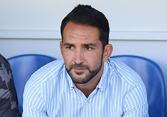 Dani Vidal, entrenador del Real Avilés Industrial, en el banquillo del Suárez Puerta.