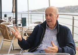 Díaz Novoa, en la terraza del Real Club de Regatas, con la bahía de San Lorenzo de fondo.