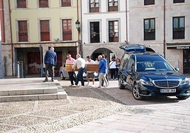 Cinco hombres llevan el ataúd de José Antonio Otero hasta la iglesia de Santa Marina Magdalena