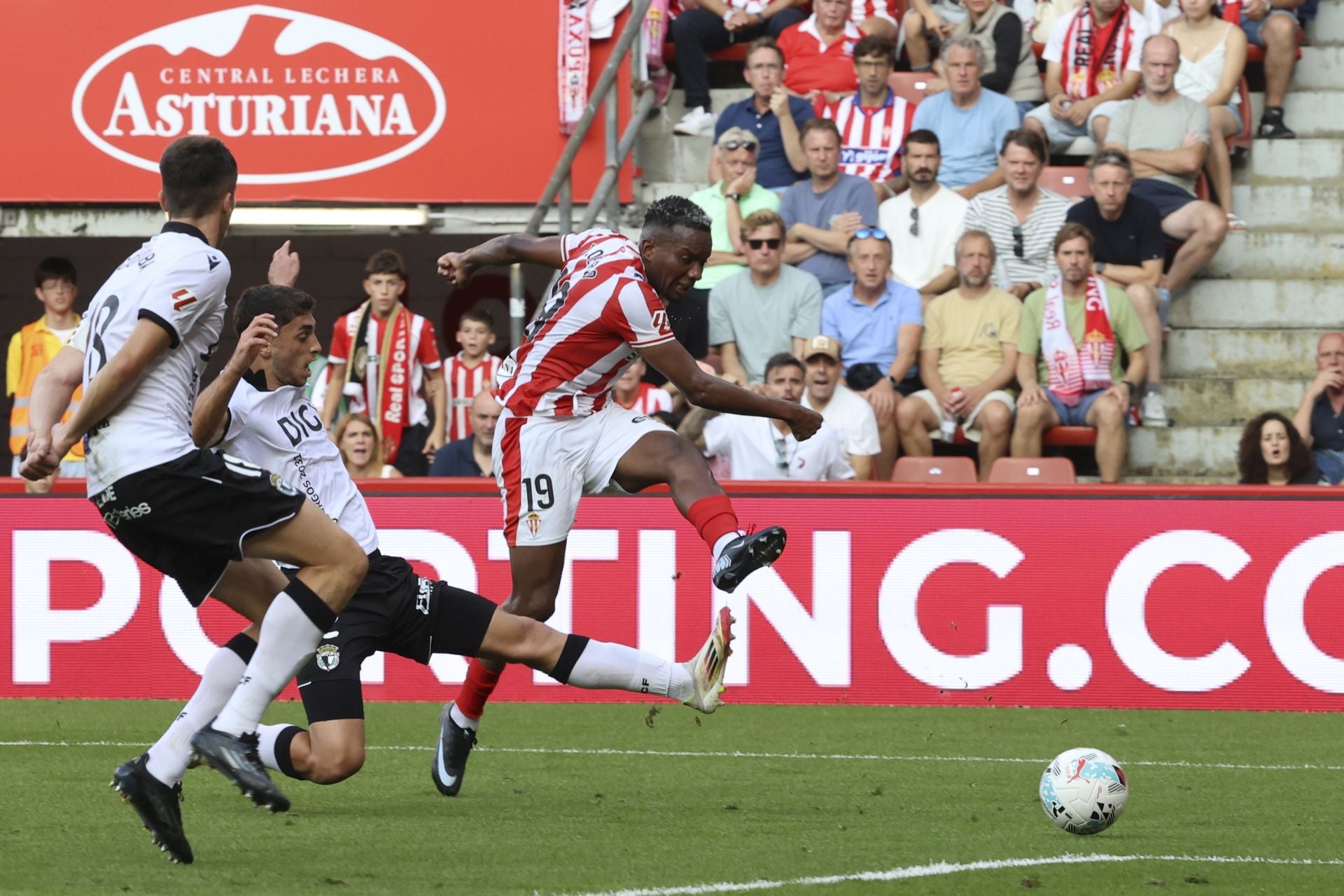 Las mejores jugadas del Sporting de Gijón - Burgos en imágenes