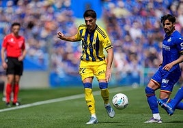 Nacho Vidal, ante el getafense Mauro Arambarri en el duelo de este sábado.