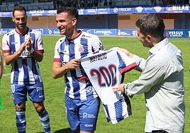 Natalio recibe una camiseta conmemorativa.