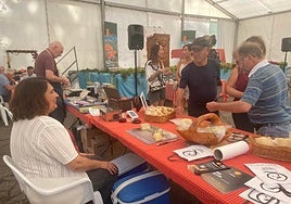 Natalia Lobeto con sus quesos artesanos casín y el azúl Natalí, elaborados en la quesería Redes