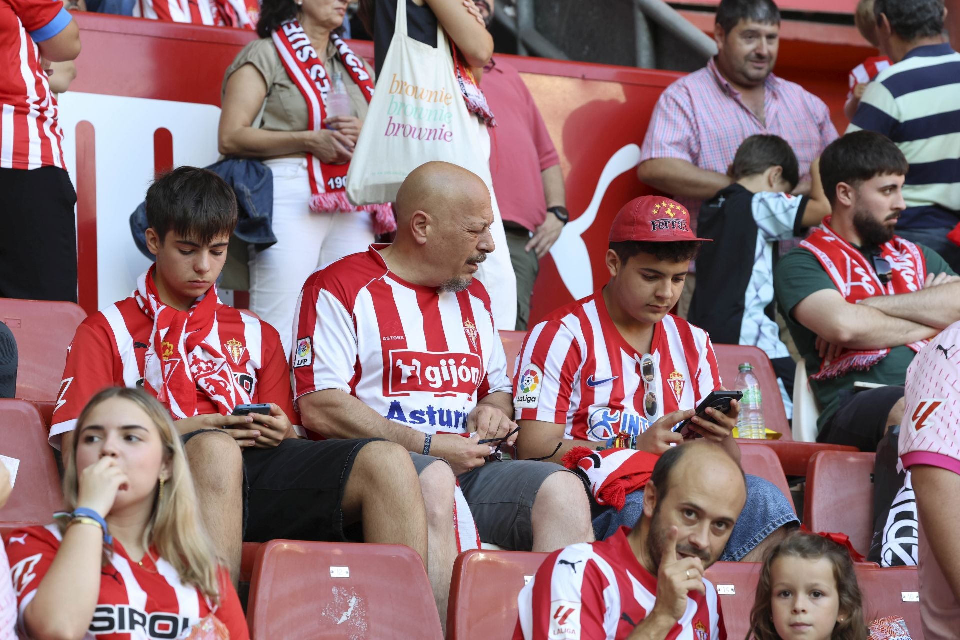 ¿Estuviste en el Sporting de Gijón - Burgos? ¡Búscate en las fotos!