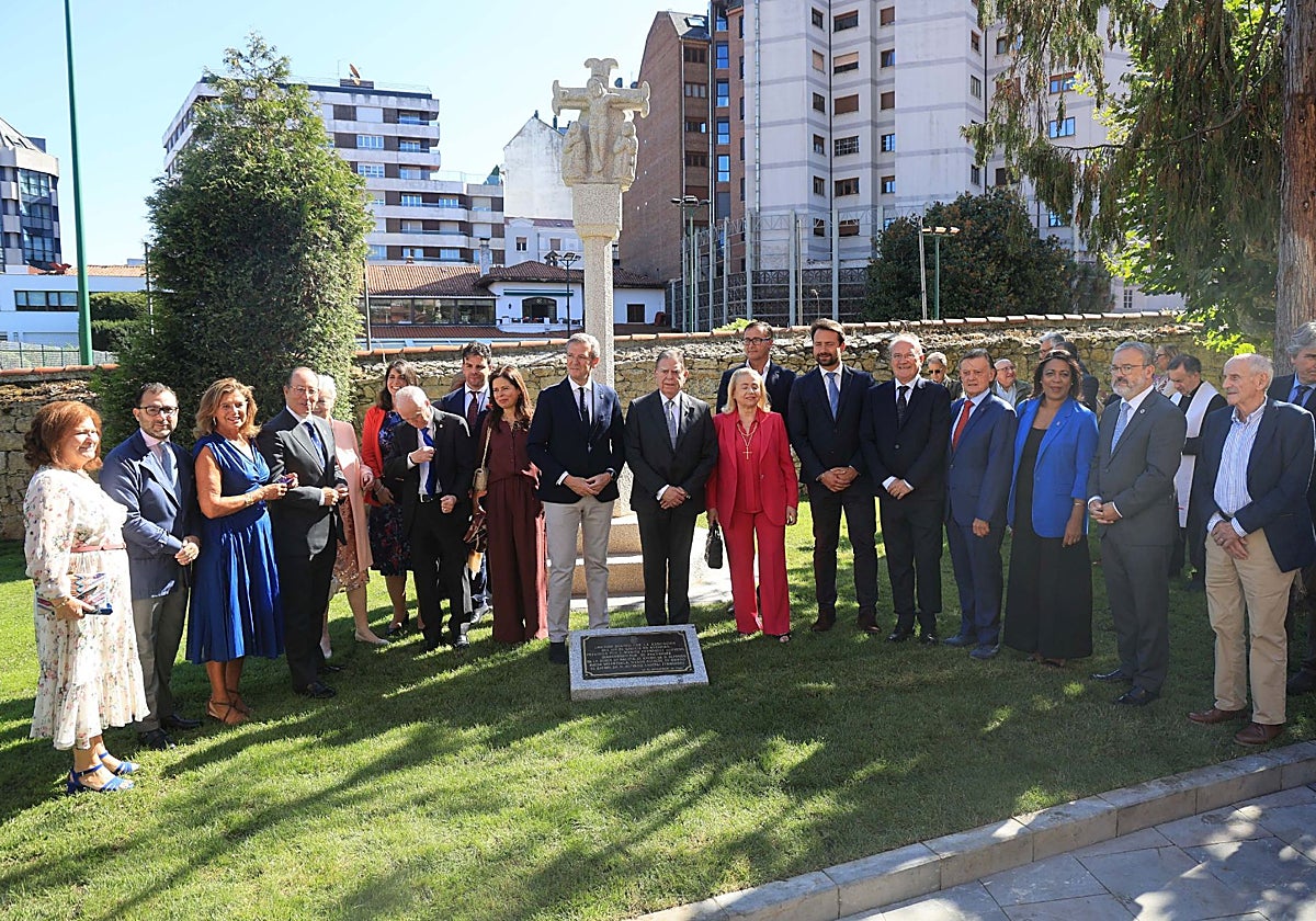 Las autoridades presentes en la inauguración del cruceiro en Villa Magdalena.