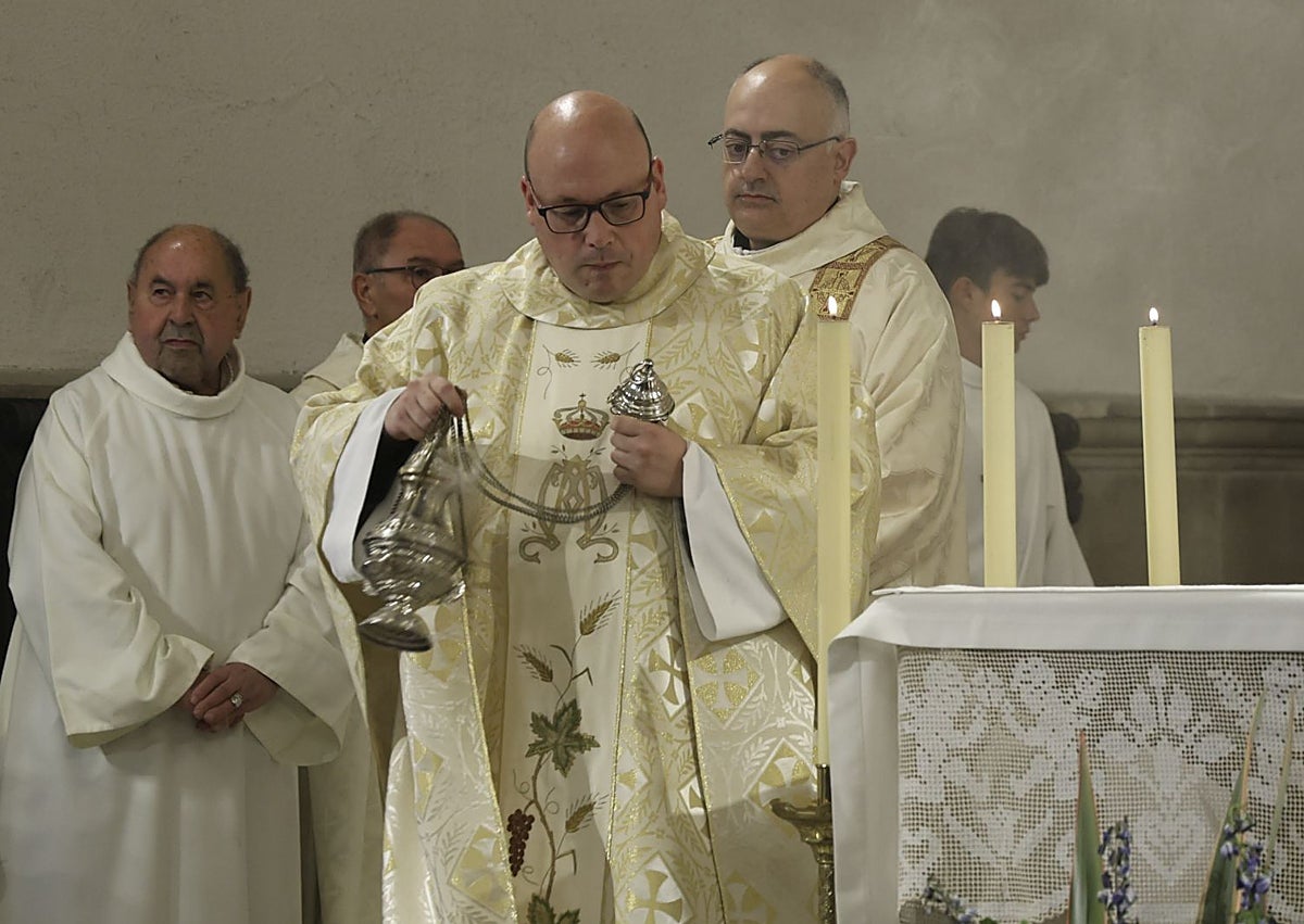Imagen secundaria 1 - Cánticos a la Virgen en la iglesia, el cura Celestino Riesgo y la imagen de Nuestra Señora del Portal.