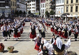 La interpretación de la 'Danza del Portal' llenó la plaza del Ayuntamiento en Villaviciosa.
