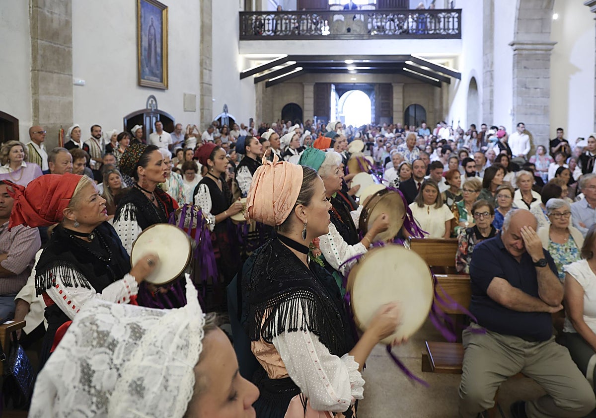 Imagen principal - Cánticos a la Virgen en la iglesia, el cura Celestino Riesgo y la imagen de Nuestra Señora del Portal.