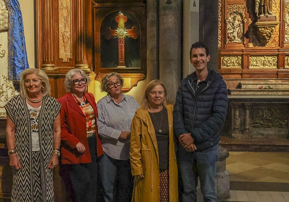 Corín Astariz, Fernanda Crespo, Belén Fernández, Mariluz Muñiz y David Sicilia, miembros de la directiva de la Cofradía bajo el Lignum Crucis, en Santo Tomás de Cantorbery.