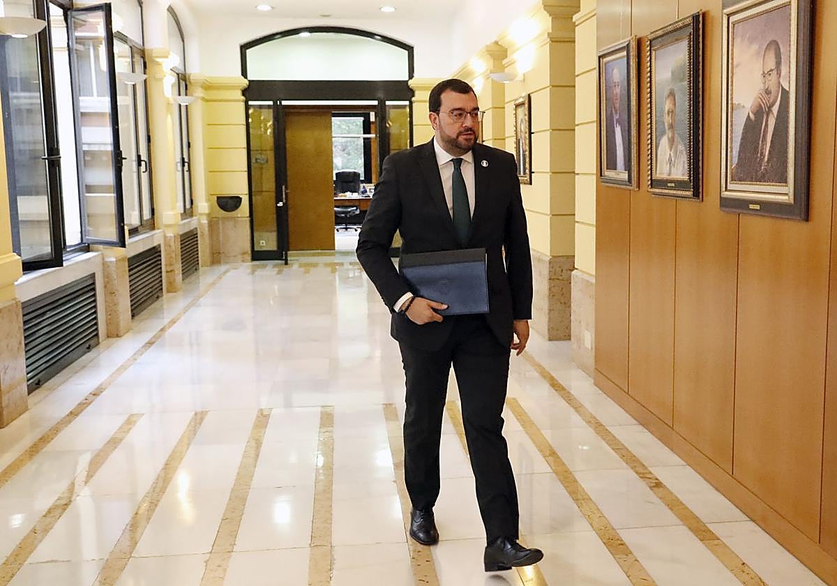 Adrián Barbón, esta mañana antes de la reunión del Consejo de Gobierno.