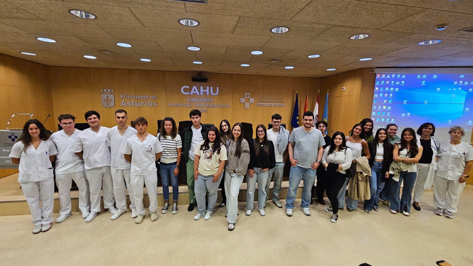 Sanitarios y alumnos asistentes al acto de apertura del curso académico celebrado en el Hospital de Cabueñes.