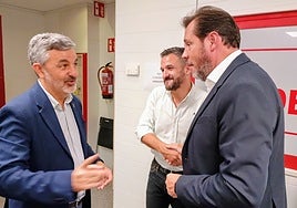El consejero de Movilidad de Asturias, Alejandro Calvo, el viceconsejero Jorge García saludan al ministro Óscar Puente, que el lunes dio una charla sobre la materia en la sede del PSOE.