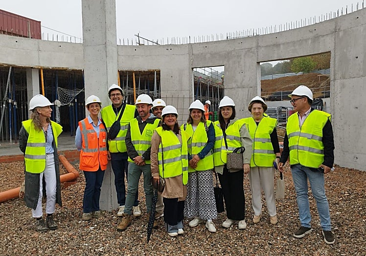 Visita con las representantes vecinales y personal municipal a las obras de la futura escuela infantil de El Llano.