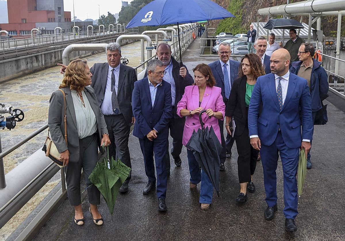 Bárbara Monte Donapetry, Vidal Gago, Hugo Morán, Adriana Lastra, Vanesa Mateo y Jesús Martínez Salvador, durante la visita a las instalaciones de la planta.